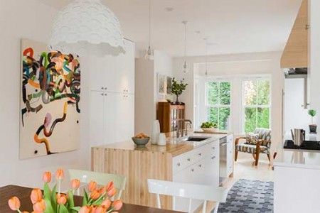آشپزخانه با کابینت چوب و هایگلاس سفید