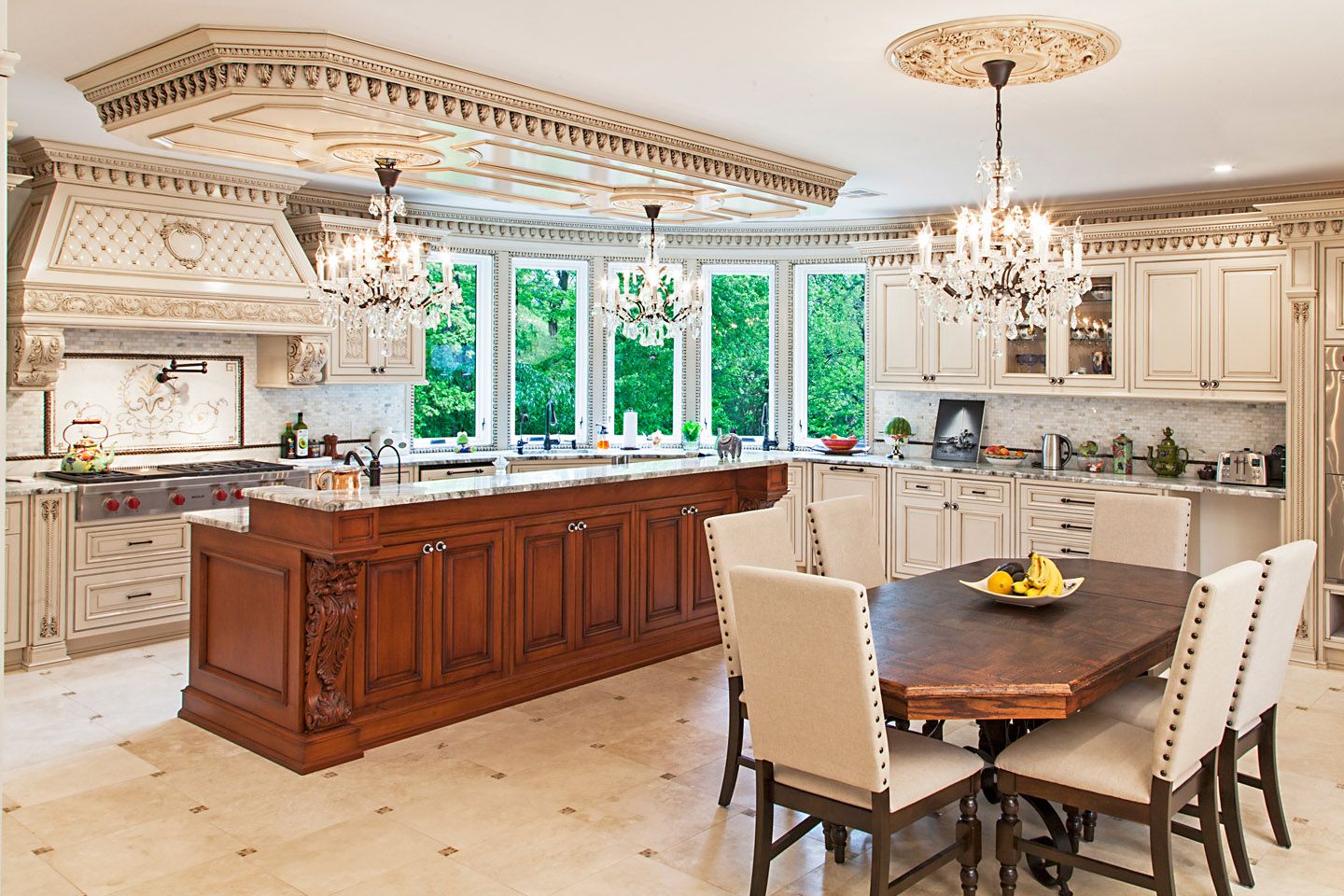  آشپزخانه با کابینت به سبک کلاسیک