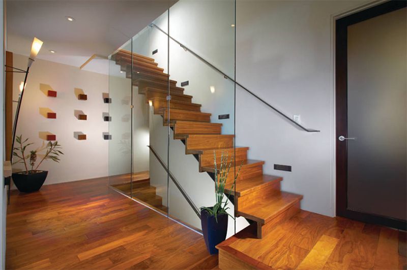 کف پله چوبی و حفاظ شیشه ای18